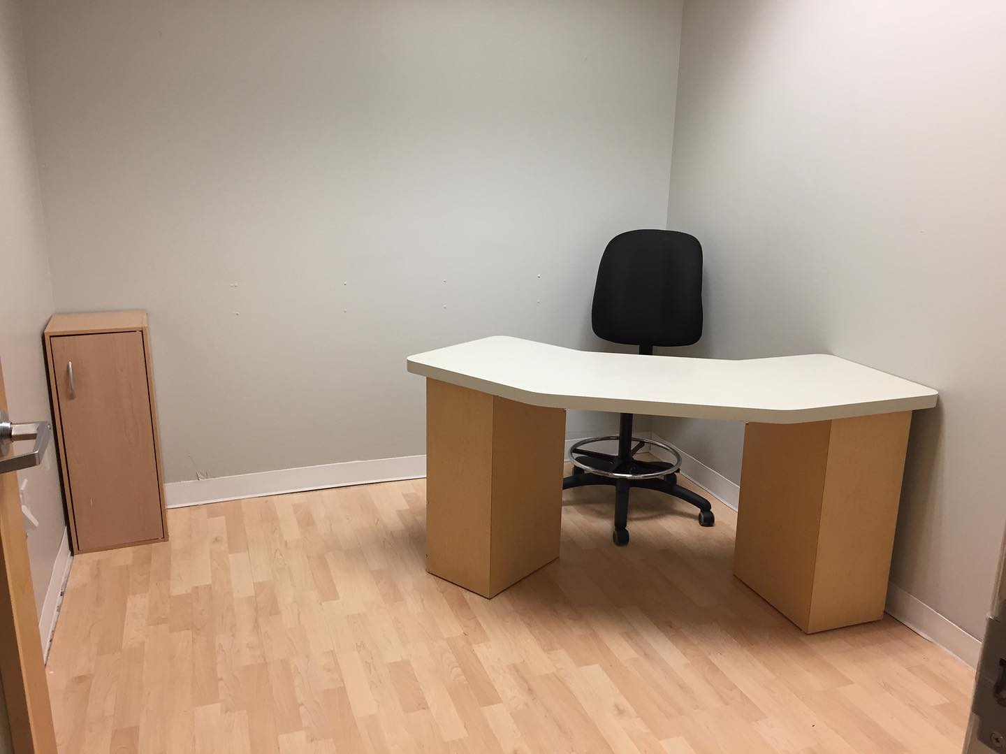 Salon suites for lease, 
We have few suites available to choose from, for a nail tech, Esthetician, Barber and cosmetologists